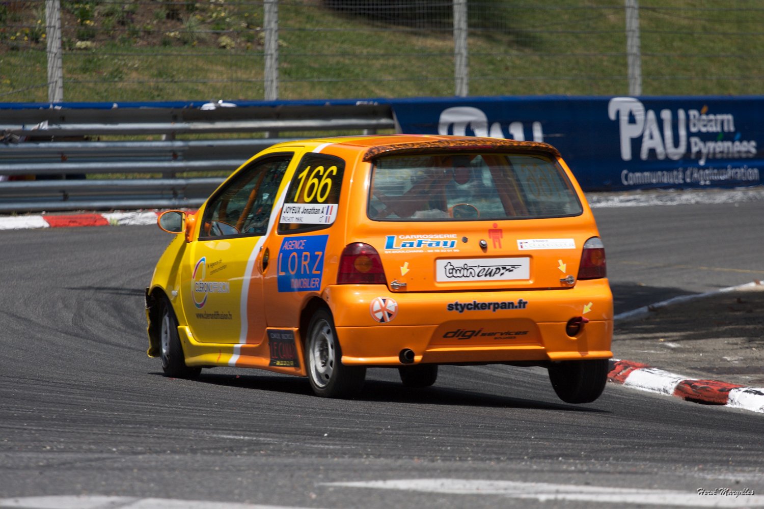 166-01.jpg