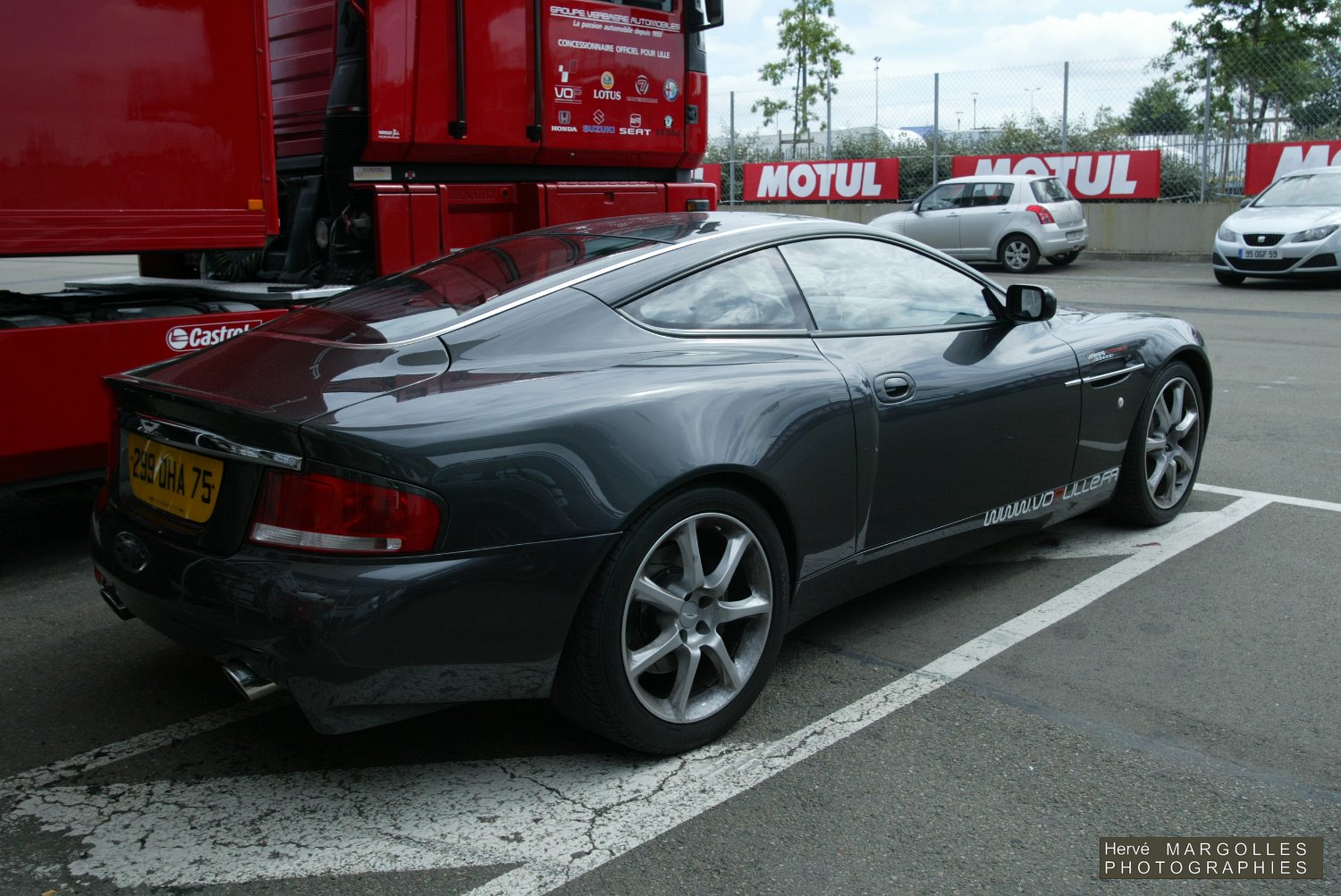 2005_Aston-Martin-Vanquish-01.JPG