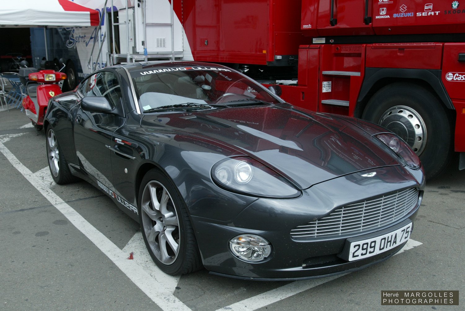 2005_Aston-Martin-Vanquish-02.JPG