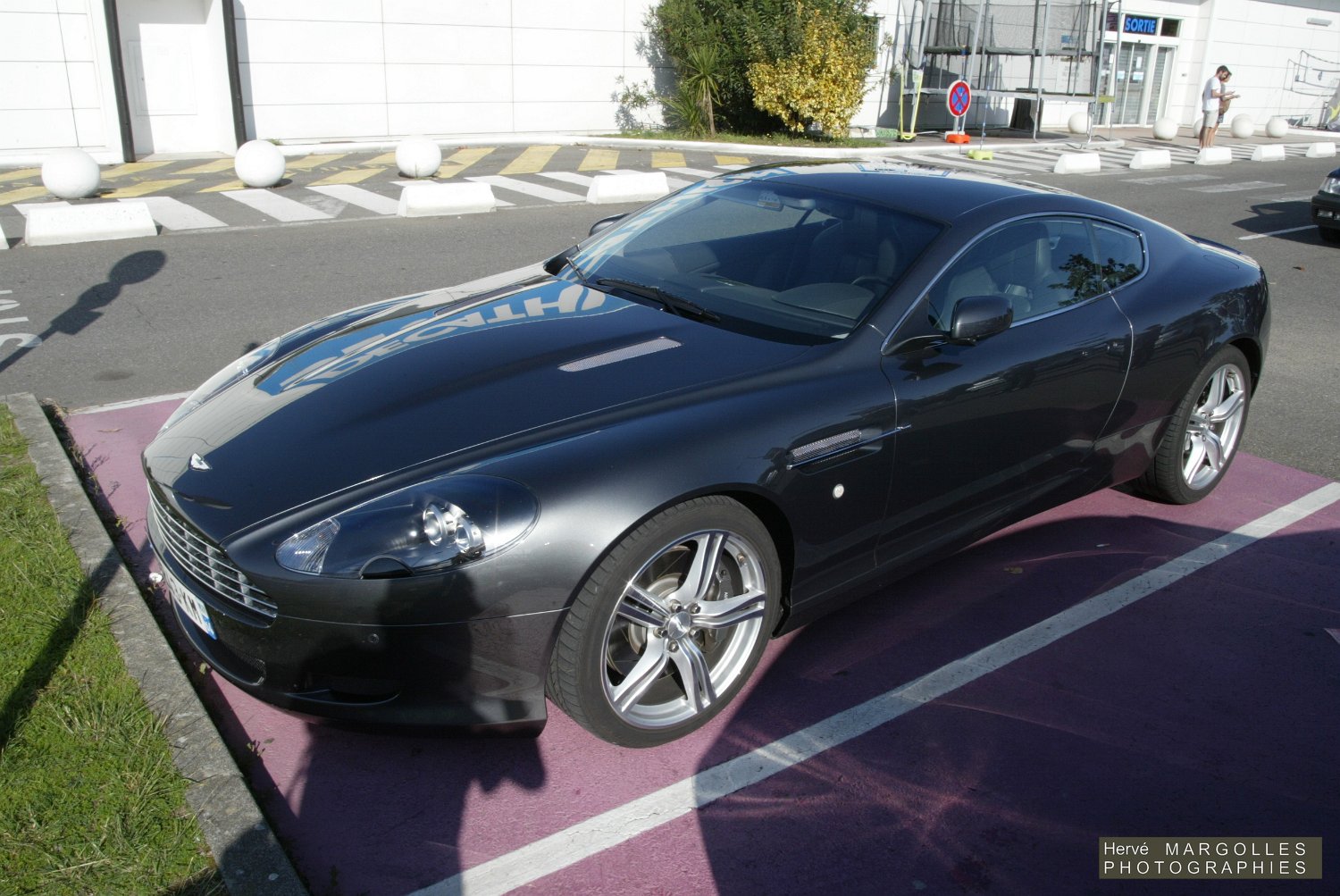 2016_Aston-Martin_DB9-02.JPG