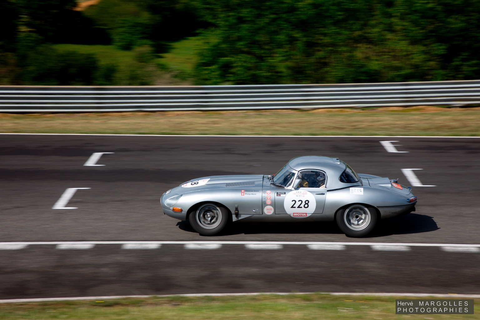 228-01.jpg