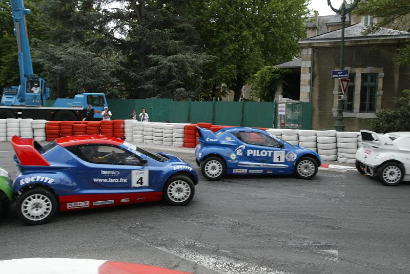 B45D0600.JPG - Olivier Panis arrive vite et ne peut éviter l'arrière de l'auto de Sohei Ayaris