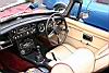 une jolie MGB anglaise jusqu'au volant