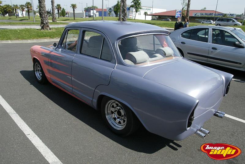 B45D4681.JPG - Un Custom sur base Simca P60. Cela nous rapelle l'époque "Chromes & Flammes"