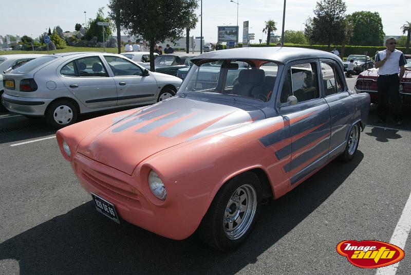 B45D4682.JPG - Un Custom sur base Simca P60. Cela nous rapelle l'époque "Chromes & Flammes"