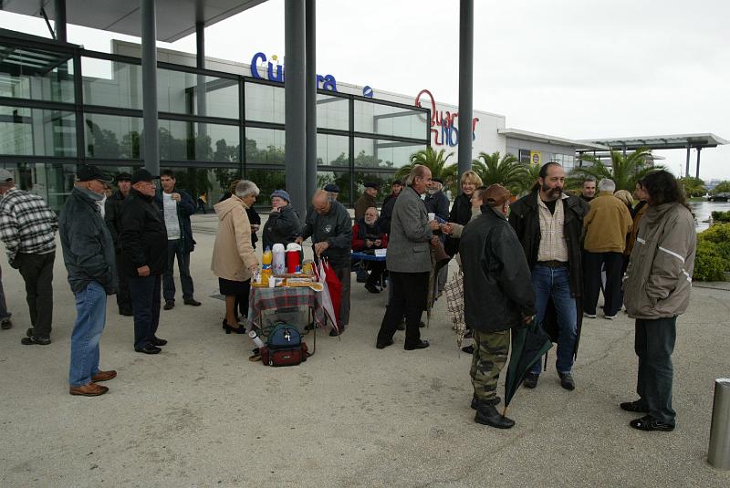 B45D0030.JPG - Il fallait bien un café et quelques gâteaux pour nous réchauffer ce jour là.