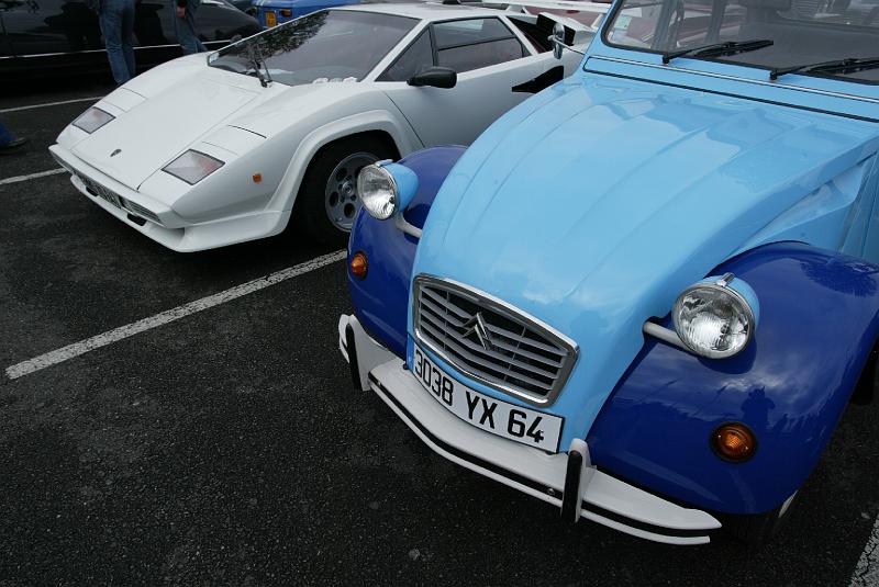 B45D0346.JPG - Deux véhicules aux antipodes !