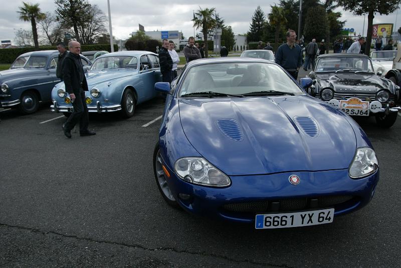 B45D0347.JPG - Jaguar XK et MkII en deuxième plan