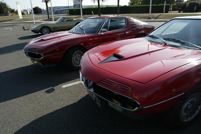 B45D4263.JPG - Deux Alfa Romeo Montreal, l'une étant plus belle que l'autre.