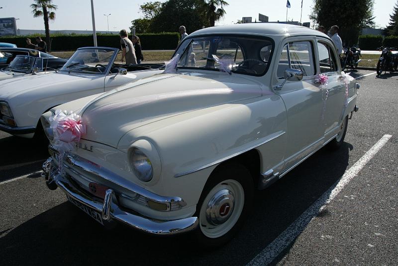 B45D4283.JPG - Simca Aronde P60 en tenue de mariage