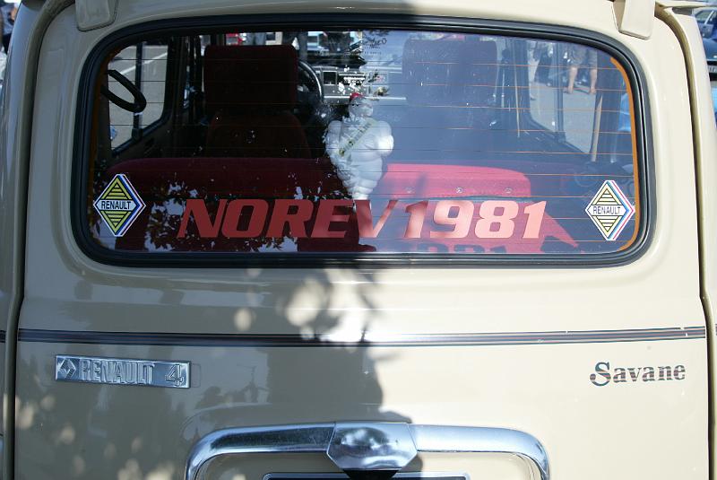 B45D4305.JPG - Renault 4 avec autocolants d'époque