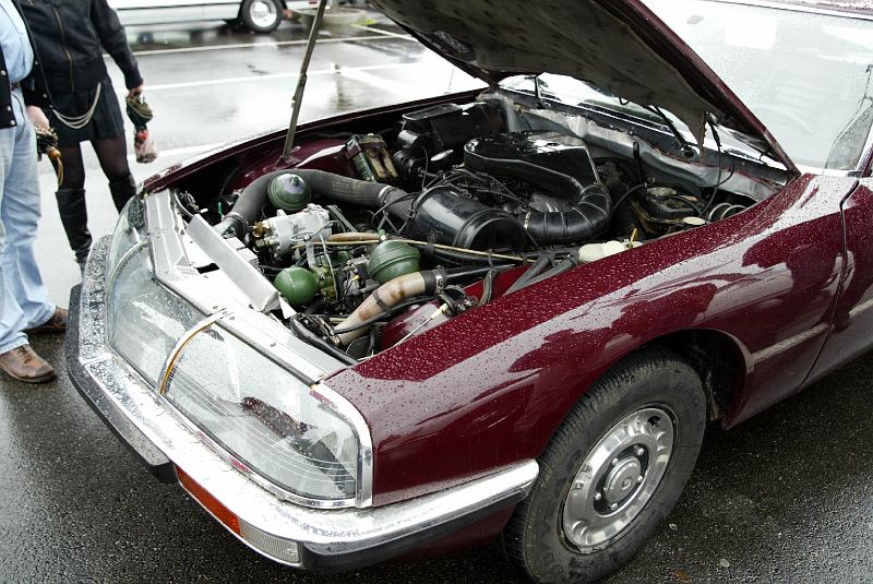 B45D4831.JPG - Les Citroën ont souvent le capot ouvert...mais c'est juste pour montrer leur belle mécanique!