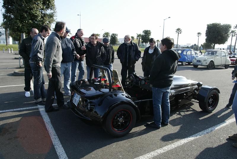 Megabusa-06.JPG - Megabusa (Westfield) un moteur de moto dans un kart homologué sur la route ! Beaucoup de curieux...