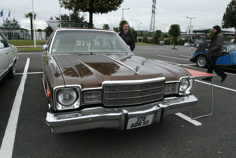 B45D0132.JPG - La nouvelle acquisition de Jean, une Plymouth Volare qui sort tout juste de peinture.
