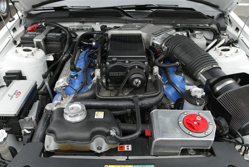 B45D0143.JPG - dessous le capot il ne reste pas beaucoup de place, le V8 de 5litres développe 690cv dans cette configuration