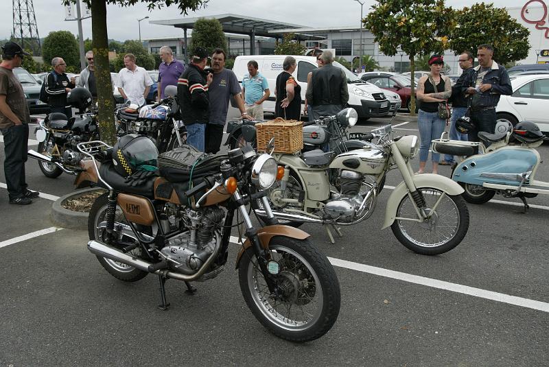 B45D0044.JPG - Les passionnés de motos anciennes sont toujours présents.