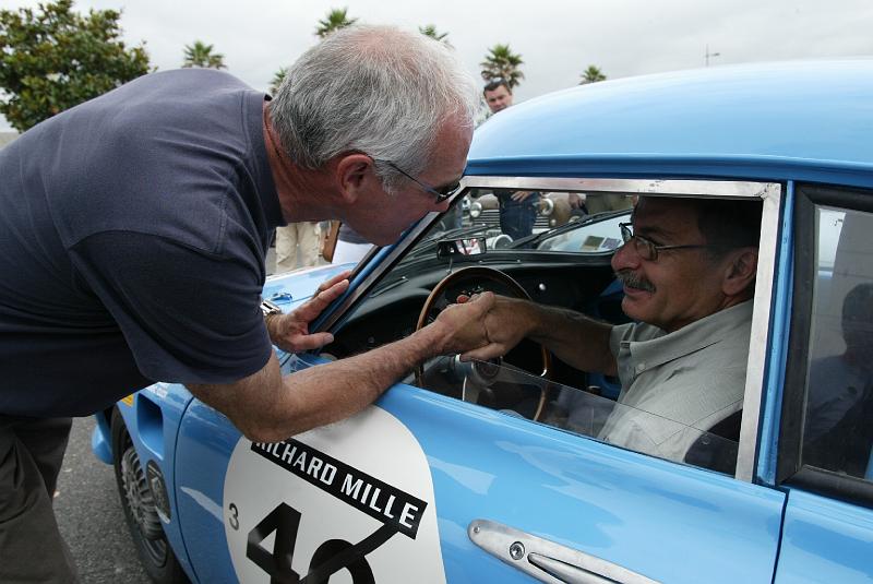 B45D0054.JPG - Les amis du pilote lui souhaite bonne chance.