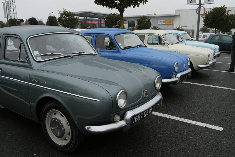 B45D0005.JPG - L'année commence au Rencard 64 avec la pluie et avec des regroupements de modèles, d'abord des Renault Dauphine...