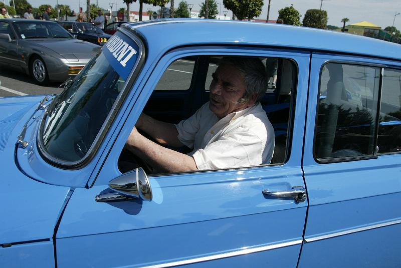 B45D0042.JPG - Une Renault 8 Gordini et son heureux propriétaire