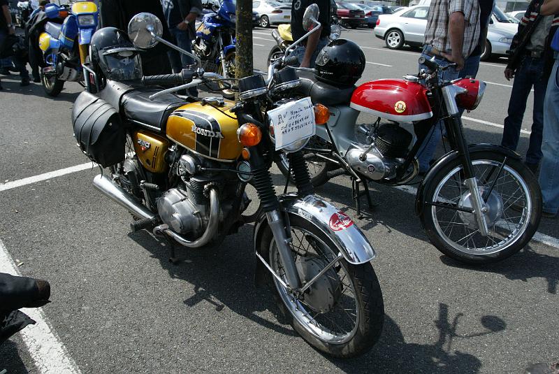 B45D0053.JPG - et des motos: celle ci, une Honda CB, est à vendre