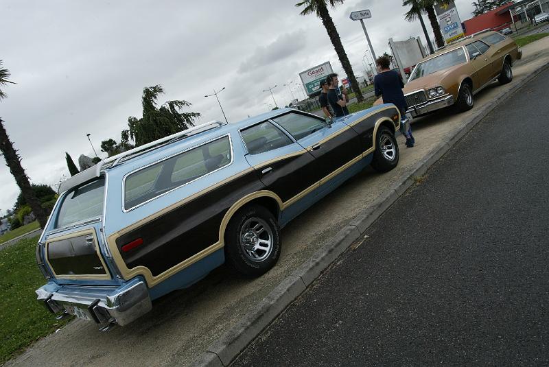 B45D0028.JPG - Ford Grand Torino, les deux font la paire ! (et pplus de place sur le parking...)