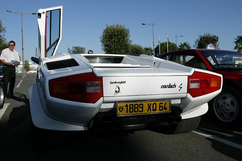 B45D0209.jpg - La Lamborghini Countach est revenue à PAU. Elle a perdue au passage son aileron qui n'était pas d'origine et a gagnée en pureté. Toujours aussi remarquable !