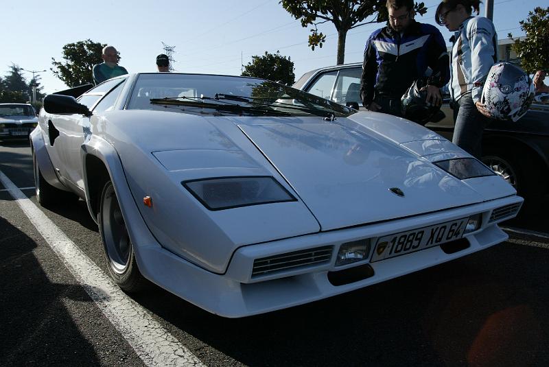 B45D0213.JPG - La Lamborghini Countach est revenue à PAU. Elle a perdue au passage son aileron qui n'était pas d'origine et a gagnée en pureté. Toujours aussi remarquable !