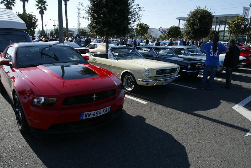 B45D0227.JPG - Des Mustang de différentes générations.