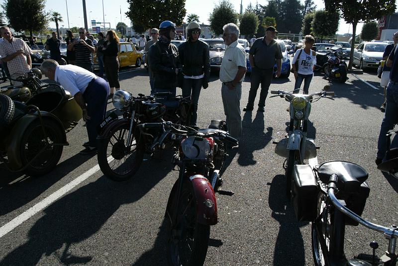 B45D0236.JPG - Pas mal de 2 roues de toutes les époques...