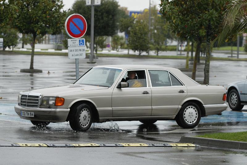 B45D0002.jpg - L'arrivée de Jean sous des trombes d'eau avec sa Mercedes 500 SE, voiture de chef oblige !