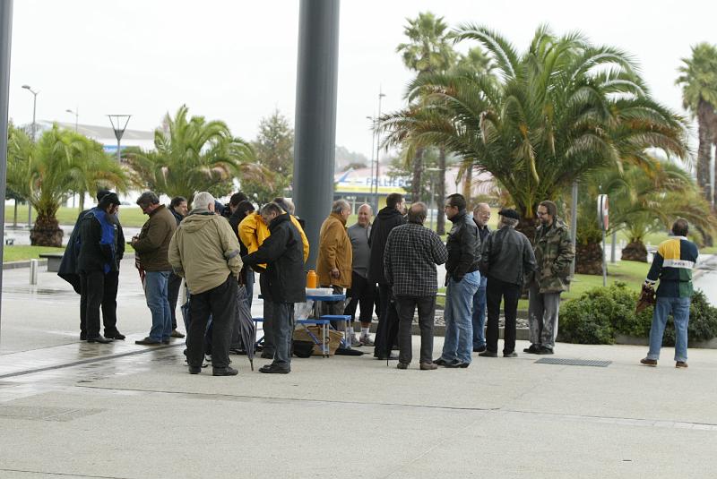 B45D0006.JPG - Nous nous sommes vite réfugié sous le Hall d'entrée de Quartier Libre pour discuter autour d'un café chaud.