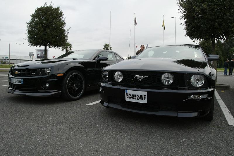 B45D0074.JPG - Deux américaines modernes en concurance. La Chevrolet Camaro et la Ford Mustang. Les "Muscle Cars" ne sont pas morts.