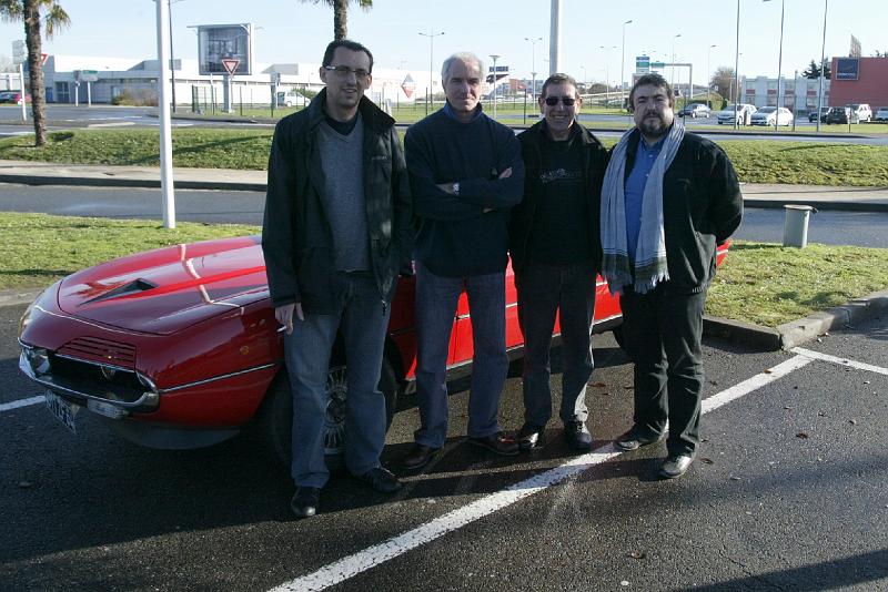 B45D0026.JPG - Une partie du Team du Yesterday Racing autour de l'Alfa Romeo Montreal.