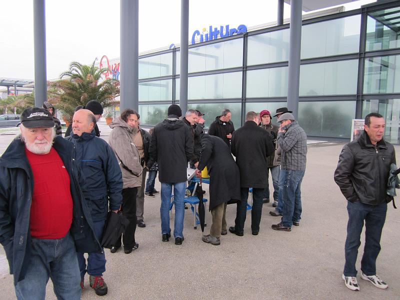 IMG_0121.JPG - Tous aux abris! Nous n'étions pas à l'abris du vent mais au moins de la pluie pour boire un petit café...