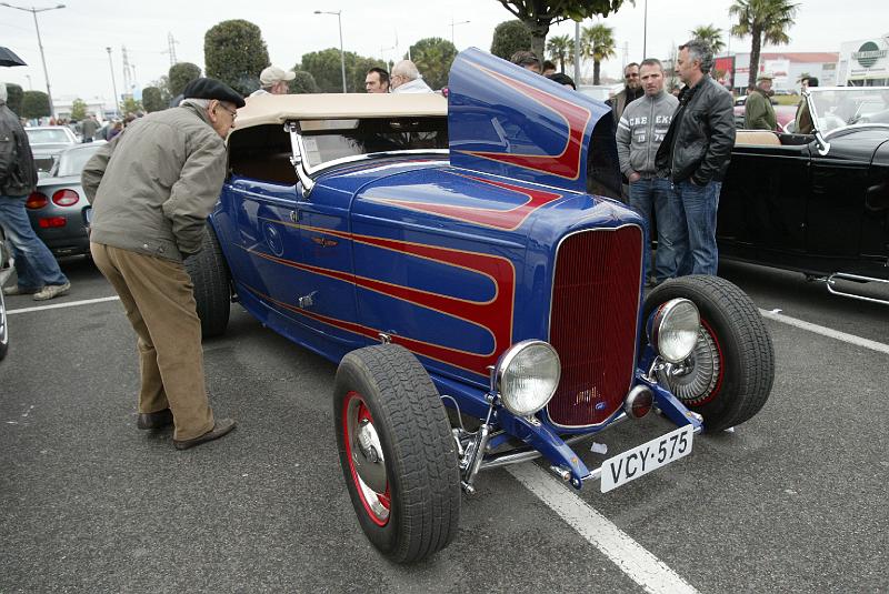 B45D0023.JPG - Un autre style de custom, un Hot rod. A l'origine, les Hot Rod étaient des  autos américanes d'avant 1949, avec un gros V8 bien préparé et quelques éléments modernes, puis une peinture personalisée. Plus tard dans les années 80 ce seront surtout des répliques.