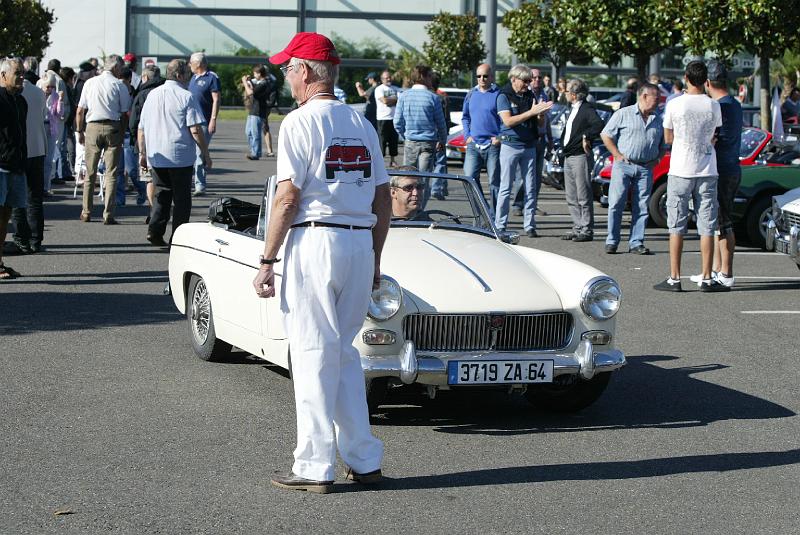 GB-02.JPG - Malcom Purvis acueuille les participants à ce Rencard.