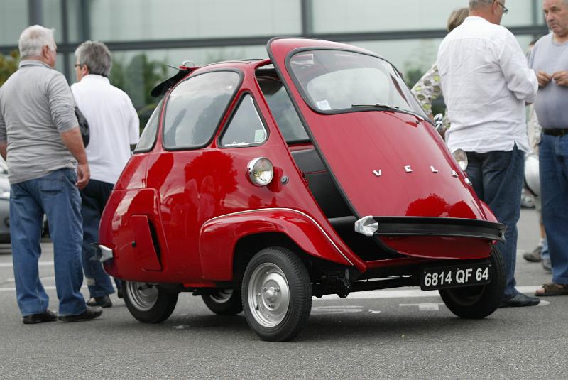 Iseta-01.JPG - Velam Isetta 1956 construite sous ilcence ISO. La porte est  à l'avant et le volant est monté sur cardan.Celle-ci possède un moteur 247cc de BMW qui repris cette fabrication.