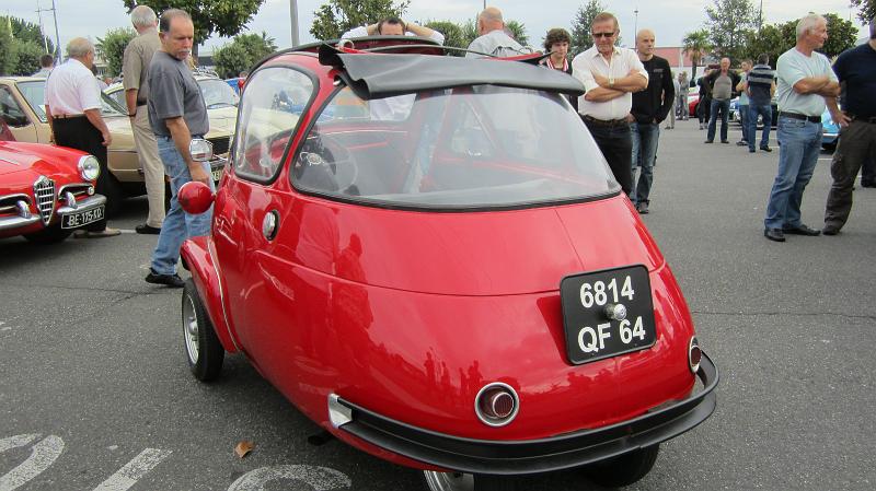 Iseta-04.JPG - Velam Isetta 1956 construite sous ilcence ISO. La porte est  à l'avant et le volant est monté sur cardan.Celle-ci possède un moteur 247cc de BMW qui repris cette fabrication.