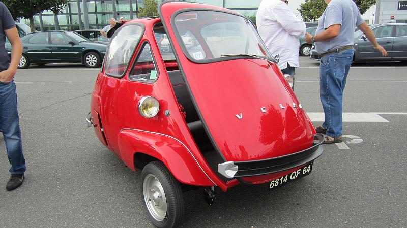 Iseta-05.JPG - Velam Isetta 1956 construite sous ilcence ISO. La porte est  à l'avant et le volant est monté sur cardan.Celle-ci possède un moteur 247cc de BMW qui repris cette fabrication.