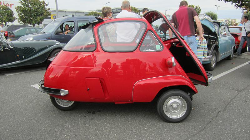 Iseta-06.JPG - Velam Isetta 1956 construite sous ilcence ISO. La porte est  à l'avant et le volant est monté sur cardan.Celle-ci possède un moteur 247cc de BMW qui repris cette fabrication.