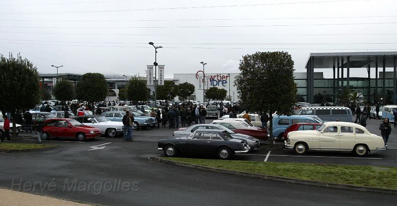00000.jpg - La moitié du parking de Quartier Libre était occupé par les automobiles du Rencard 64.