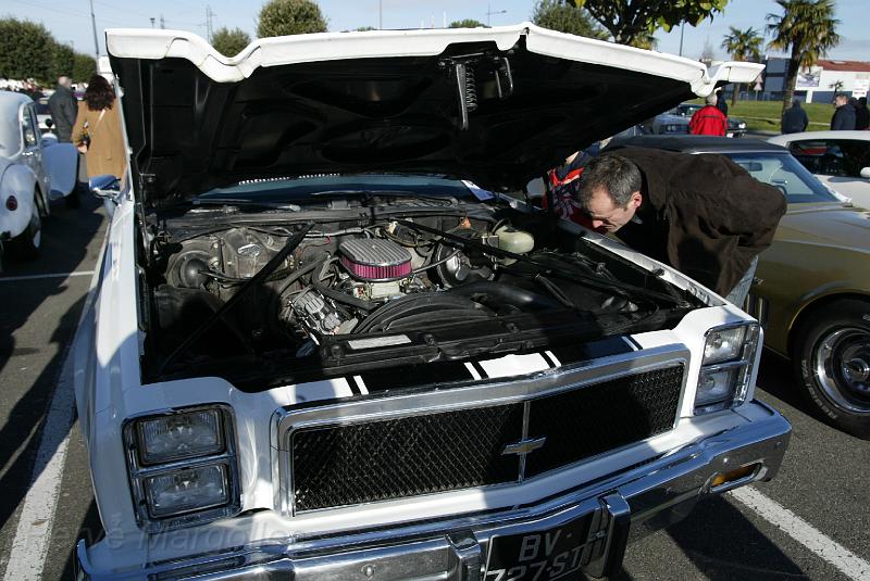 B45D0234.JPG - Voci quelqu'un fort intéressé par le moteur de cette Chevrolet