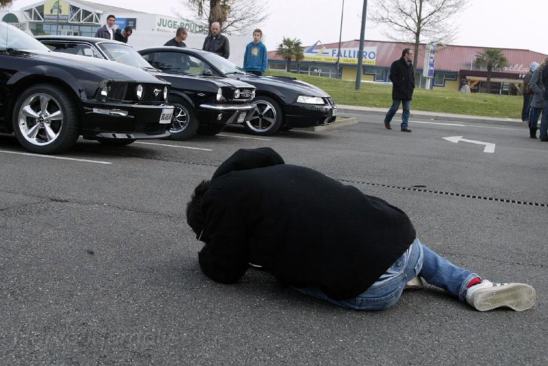 B45D0279.jpg - Non, ce jeune homme ne c'est pas trouvé mal en regardant ces belles américaines. Il essaye juste de faire une photo originale. Qu'il nous l'envoie, cela pourrait sortir de l'ordinaire.
