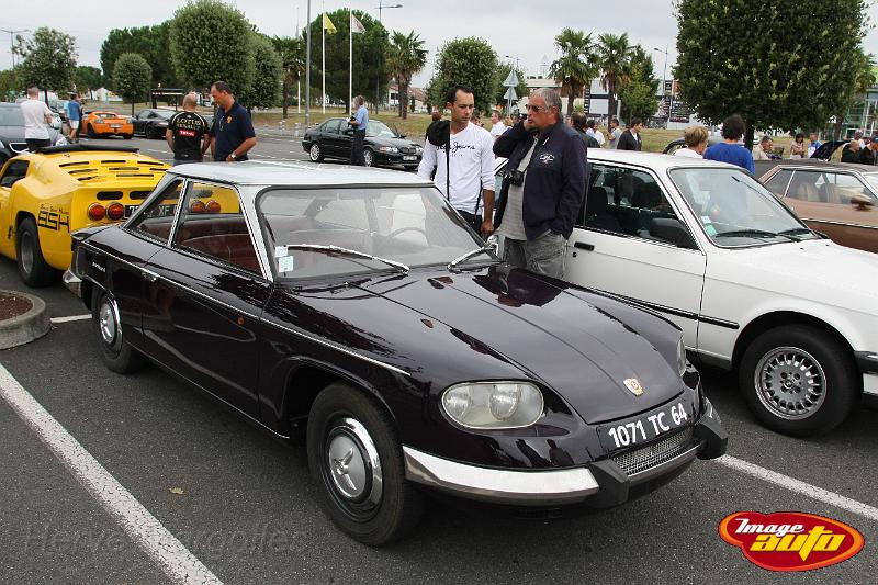 IMG_3131.JPG - Panhard 24 CT. Le propiétaire, Laurent en grande discution avec Jean-François