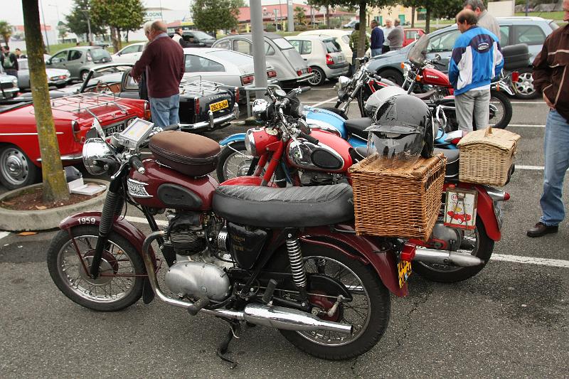 IMG_3208.JPG - Pas mal de monde aussi autour des motos anciennes