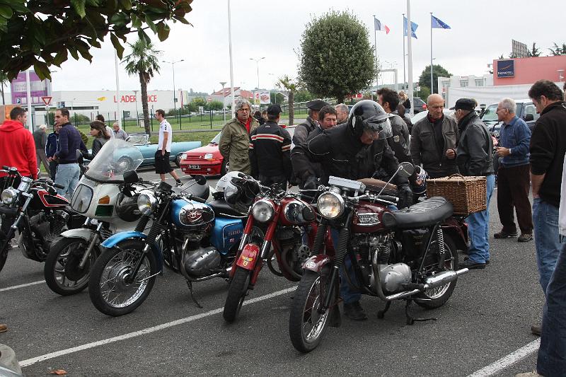 IMG_3236.JPG - Pas mal de monde aussi autour des motos anciennes