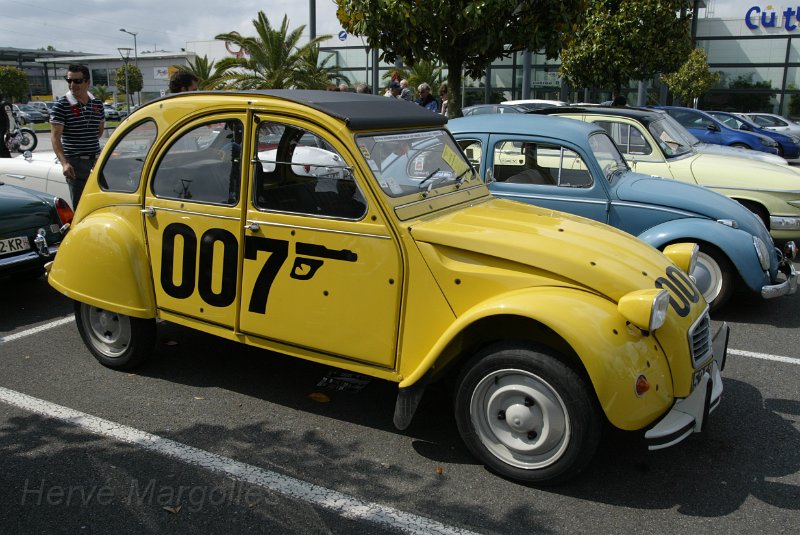 2cv-007-01.JPG - Ne cherchez pa James, il n'a pas pu venir...