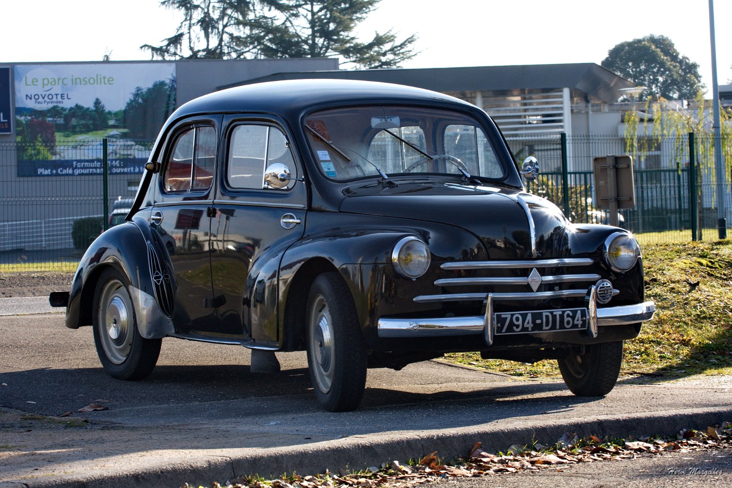 Renault-4CV-01.jpg