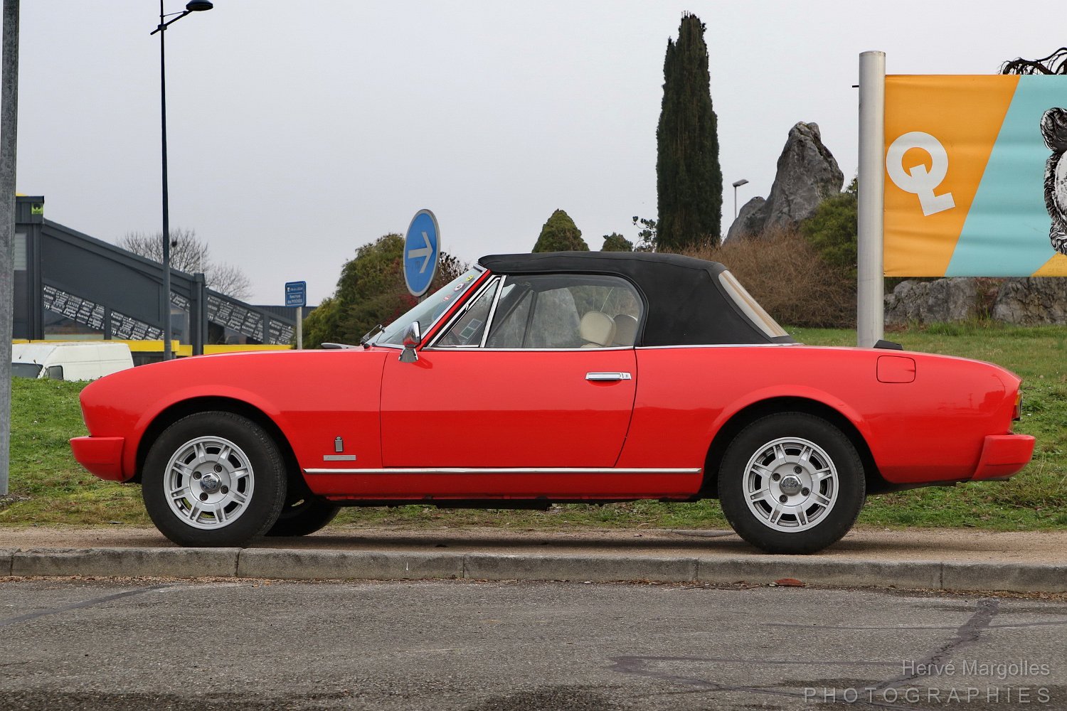 Peugeot-504-Cab-02.JPG