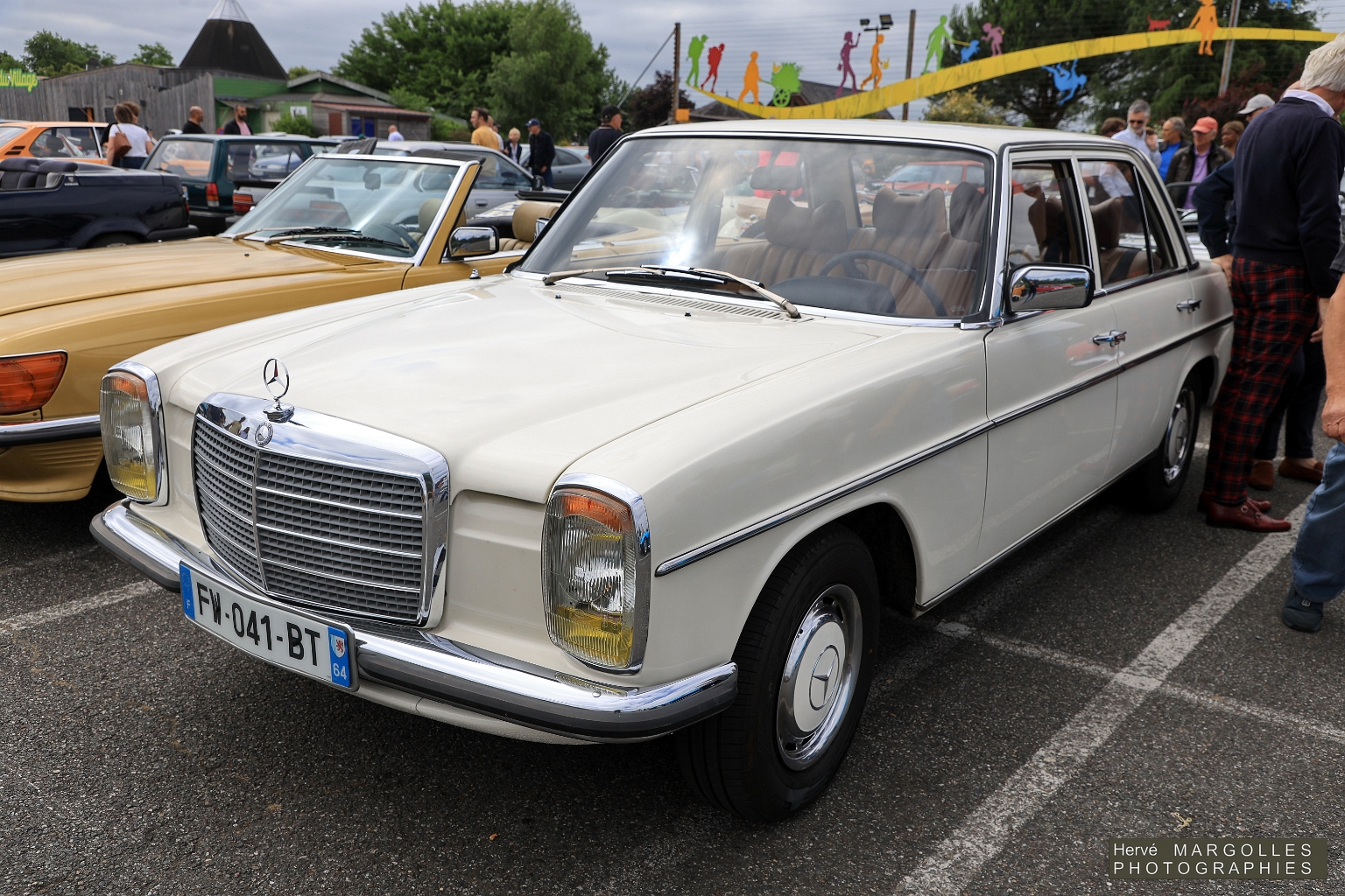 Mercedes-220-W114_01.jpg